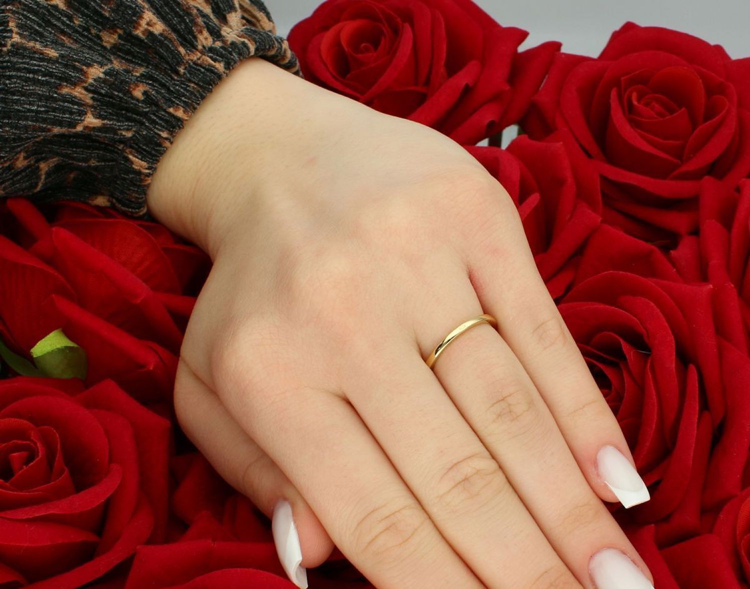 Złoty pierścionek damski 585 Subtelny diament R 4316. Piękna, kobieca biżuteria wykonana z żółtego 14-karatowego złota, ozdobiona centralnie osadzonym diamentem o masie 0,03ct 1.jpg